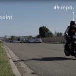 coche o moto descubre que frena mas rapido en carretera