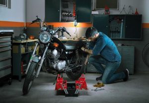 descubre cuanto gana un mecanico de motos en espana